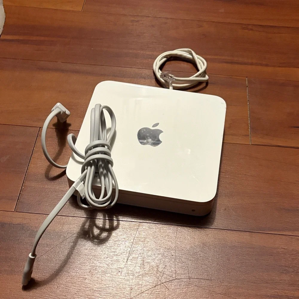 Apple Wireless Router in White A1254
